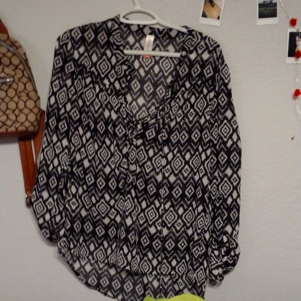 Black and white L blouse